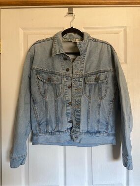 Classic Light Wash Denim Jacket VINTAGE